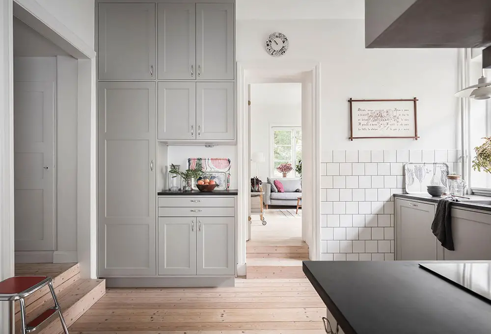 瑞典城市绿洲 | 红白格子地板的温馨公寓-10