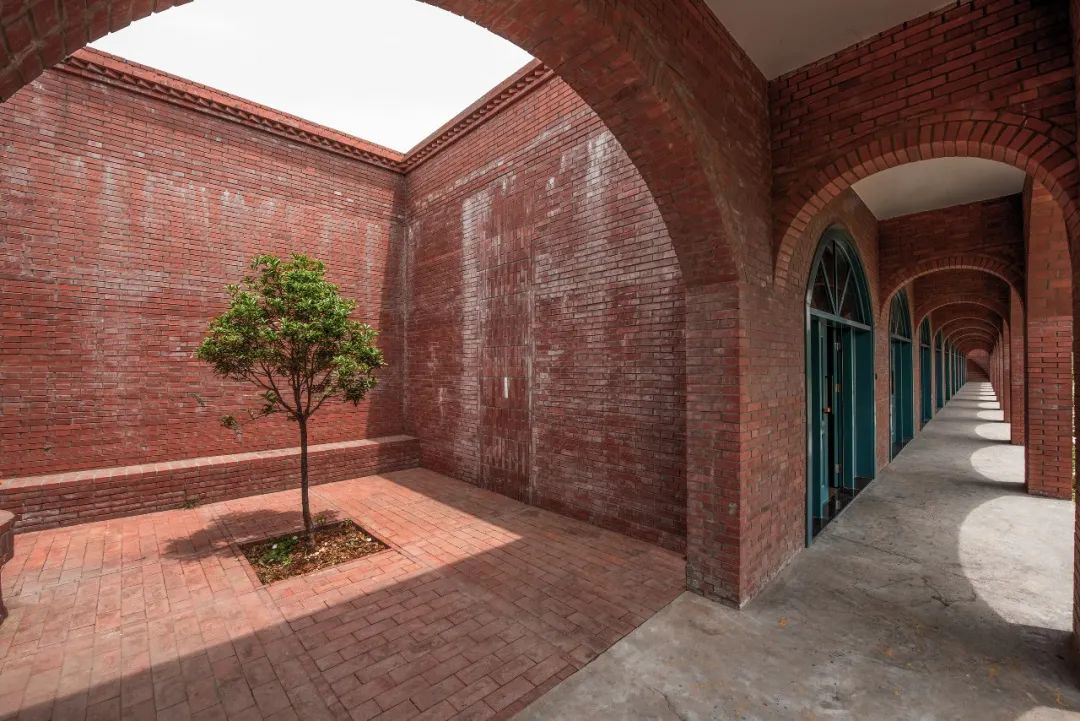 李子沟村的红砖自然礼堂-92