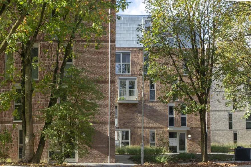 荷兰绿意盎然的三层别墅设计-11