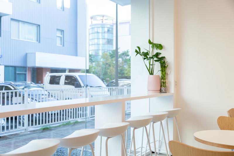 17 坪极简风烘焙咖啡厅设计-10