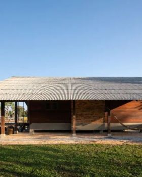 薄壳之下：金属屋顶的悬浮诗学