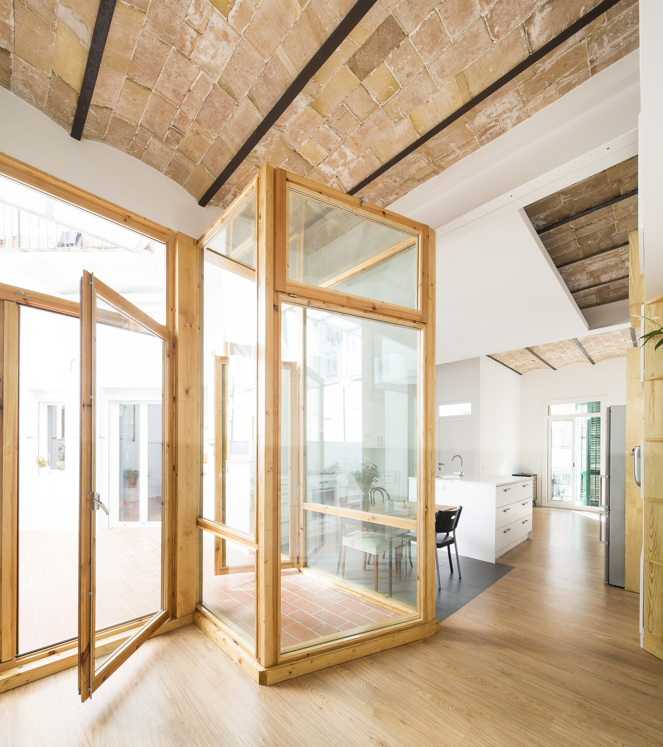 巴塞罗那旧宅翻新，打造室内外一体化生活空间-19