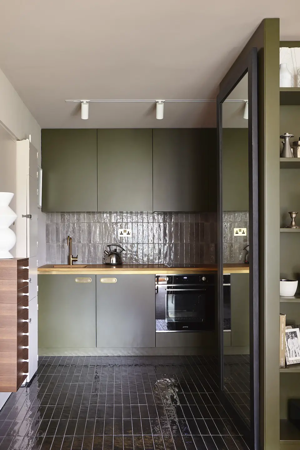 伦敦 Barbican 公寓巧妙改造，色彩与空间的完美结合-5