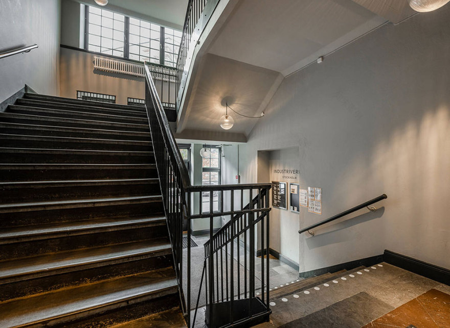 工业风独户公寓,超高天花板与私人露台-26