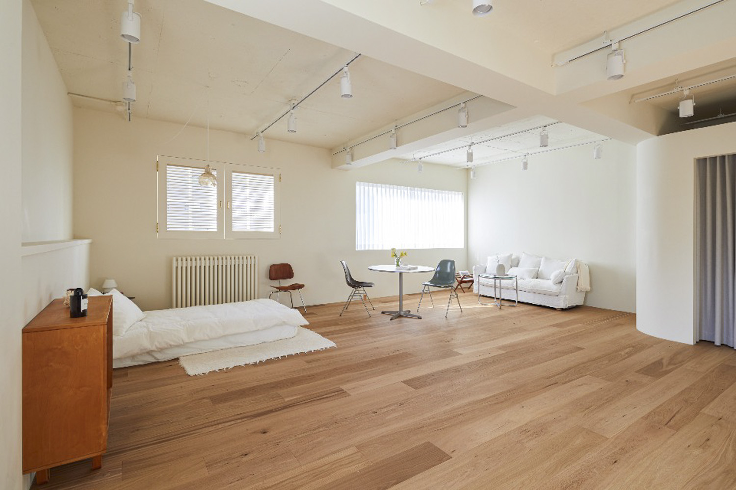 35 平简约设计工作室，展现白色与木纹之美-2