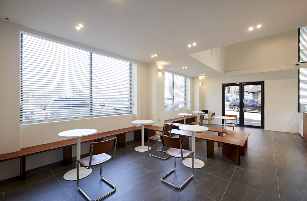 28 平极简双层咖啡馆，展现白色与木纹之美-10