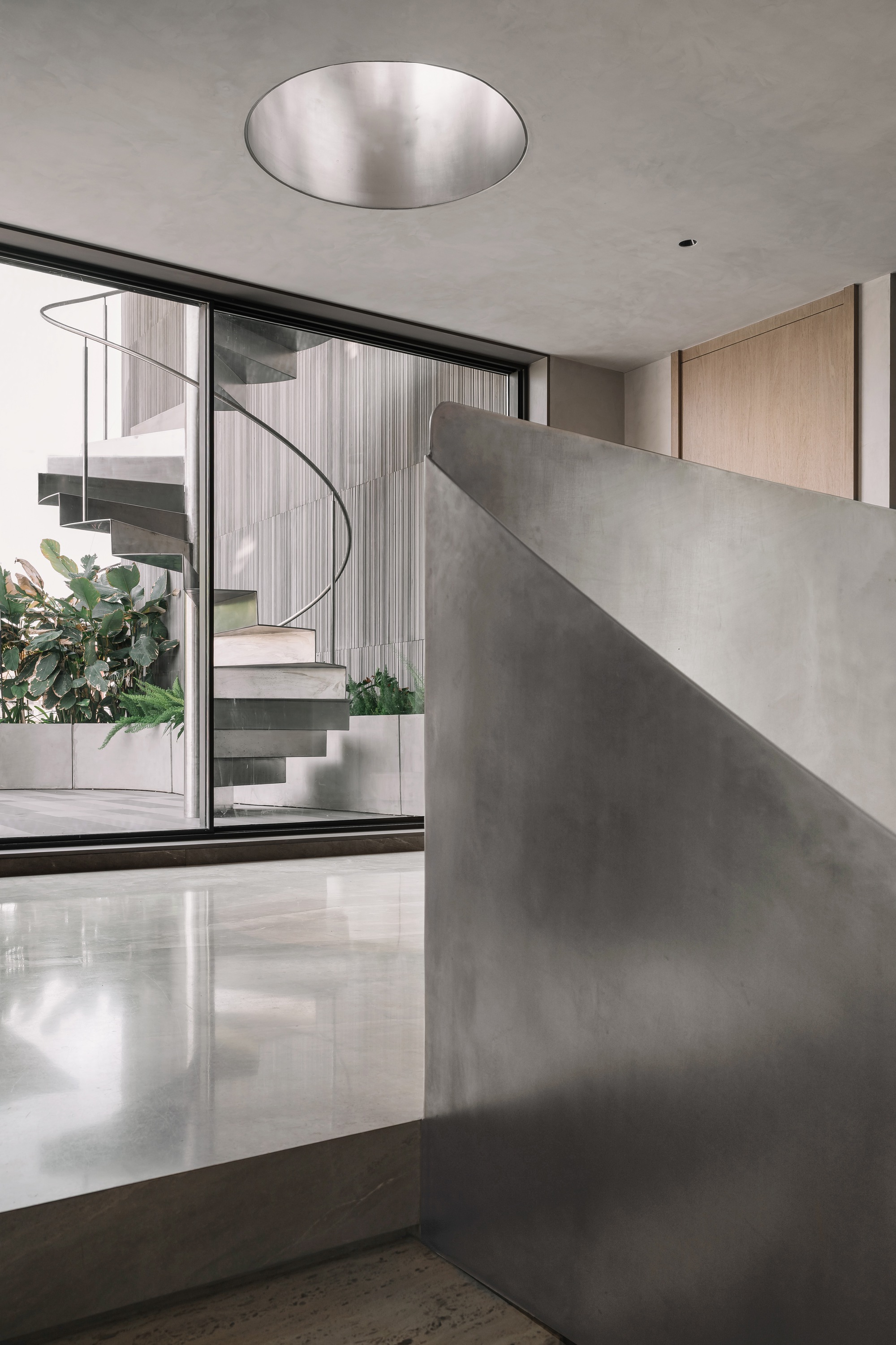 雕琢而成的静居之所住宅

注：Sculpted有经过雕琢的意思 ，Sanctuary有庇护所；安静的地方等意思，House就是住宅、房子这里整体结合起来这样翻译较能体现整体含义如果从更宽泛的建筑相关语境也许简单可译为雕琢风静居住宅  ，但具体需根据实际背景来定 丨印度丨D'WELL-17