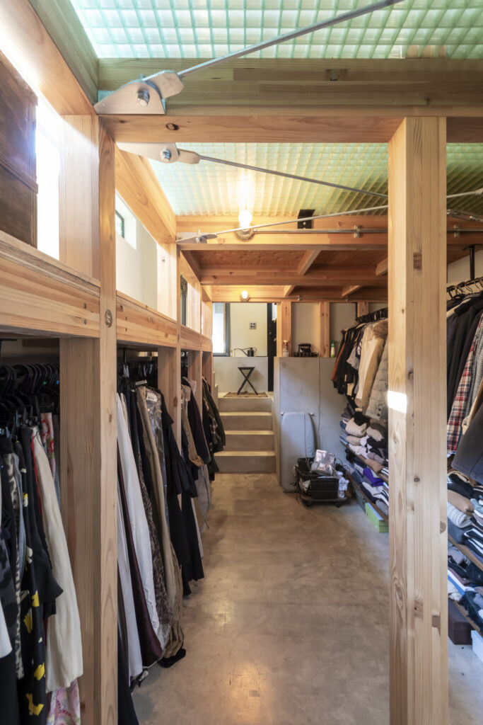 道路沿いの狭小敷地に建てた家　小さな家ながら、光を享受し開放感を感じて暮らす | Architecture | 100%LiFE-11