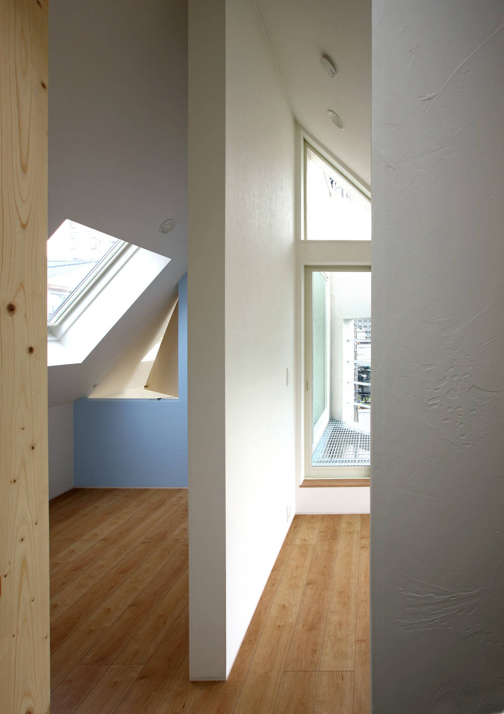 东京简约两户住宅 | 室内设计融入自然光与隐私保护-11