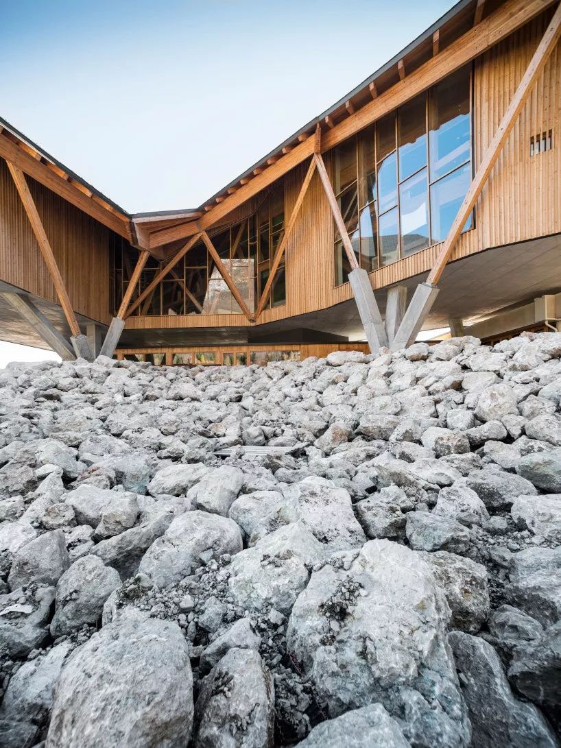 【格欣国际】这个建筑的坡屋顶，怎么和普通的有点不一样？-40