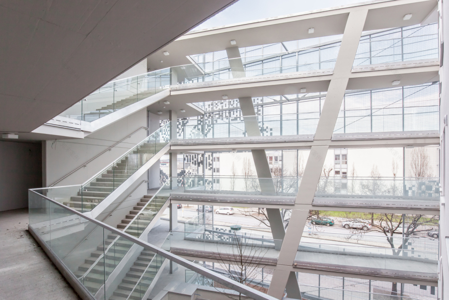 繁忙路口的“V 形庭院”公寓-39