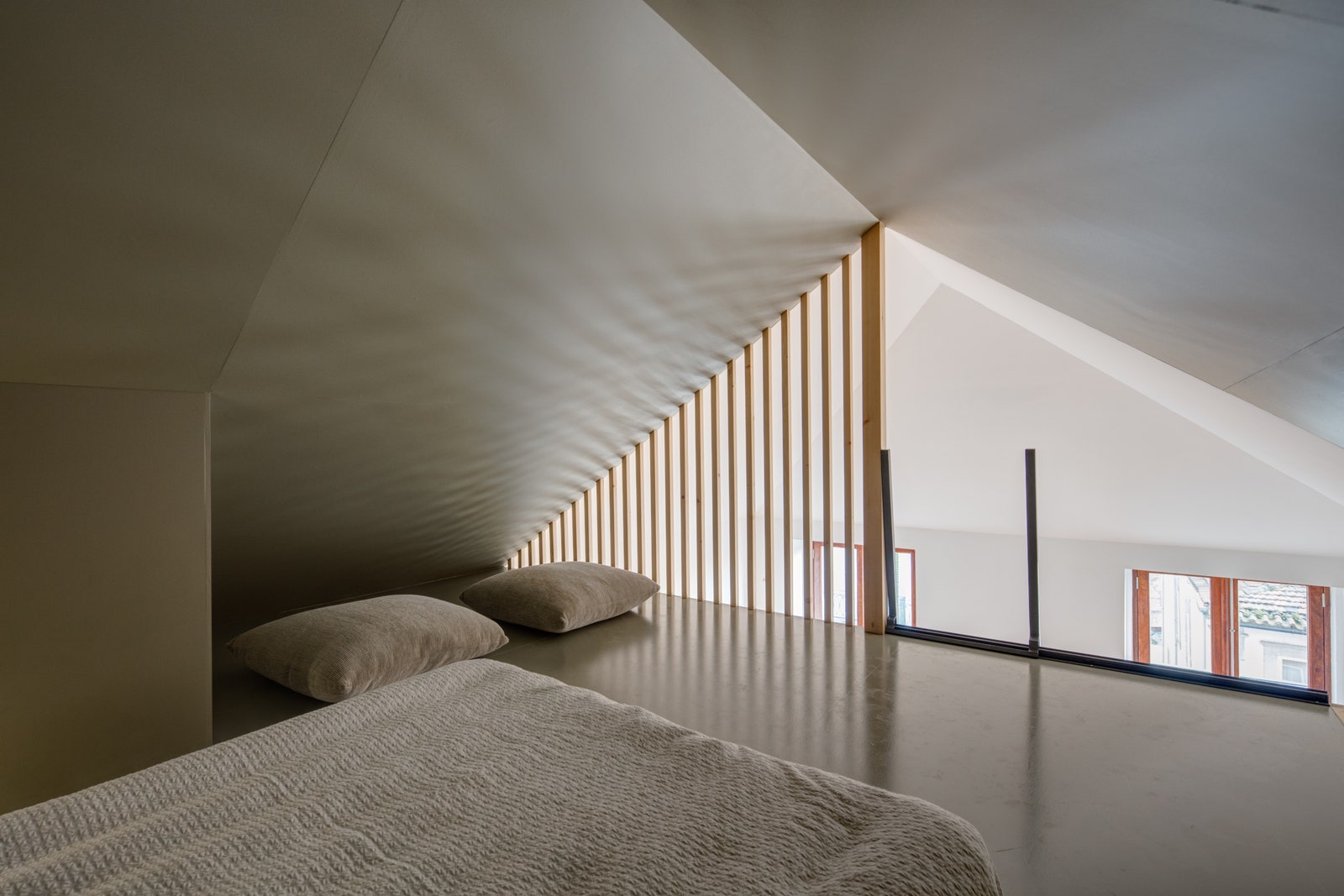 Ces astuces pour exploiter la hauteur et gagner de la place dans un petit appartement | AD Magazine-6