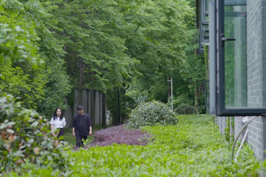 设计师夫妻租下1000㎡破厂亲手改造，搭出超美房中房-71