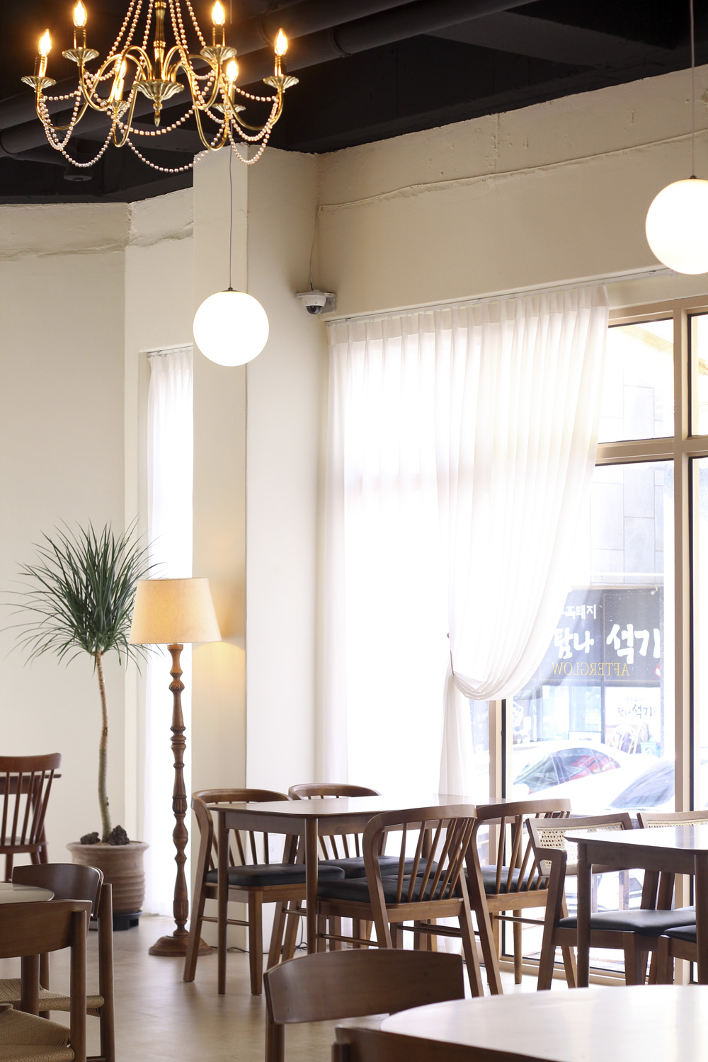 白色与木质，打造 40 平米极简咖啡厅-10