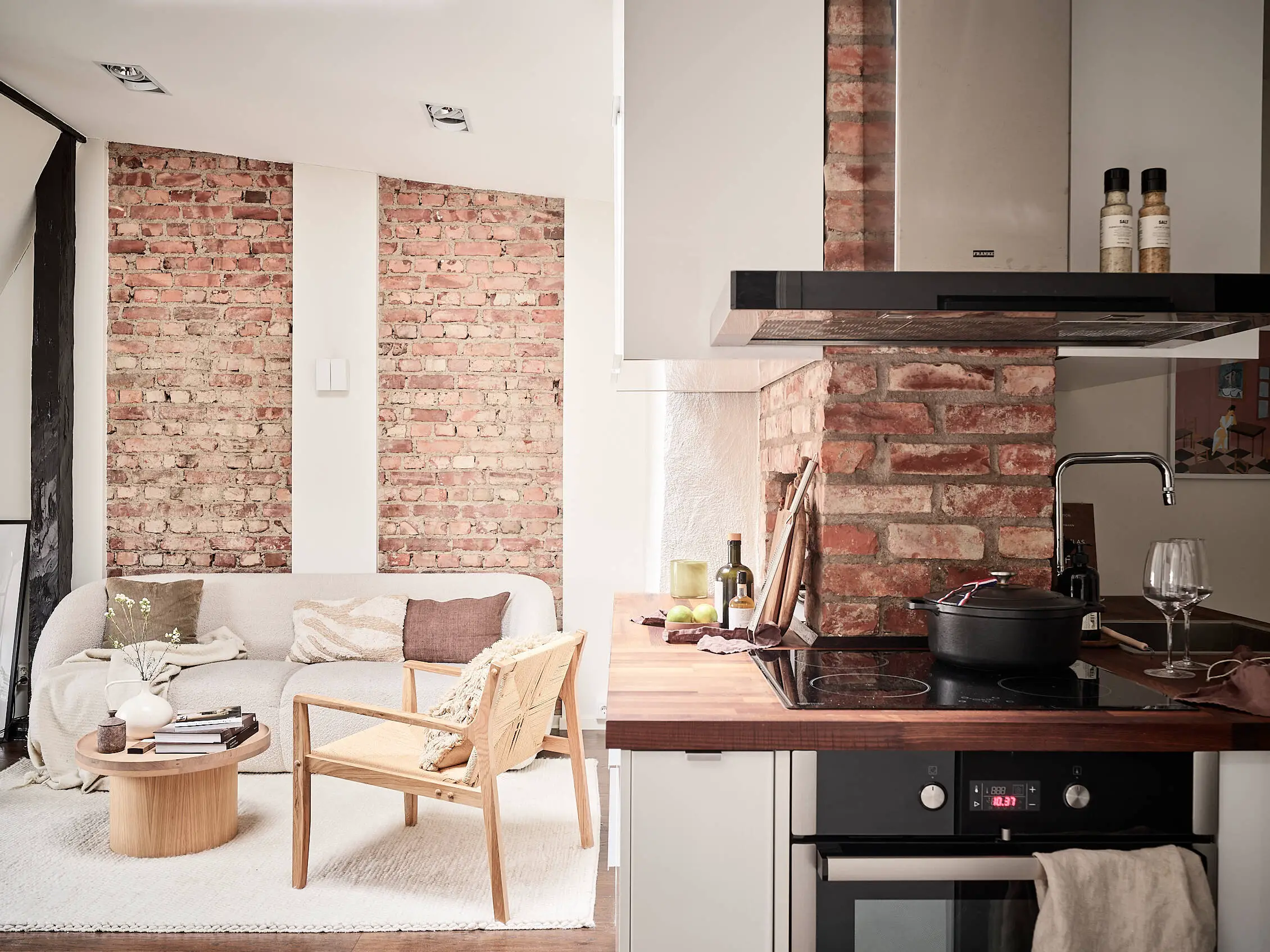 瑞典 1907 年老建筑的现代改造 | 巧妙利用梁柱的 42m2 公寓-1