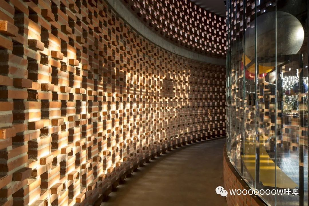 巴西 Unileão 大学体育馆 | 砖纹理与绿意空间的巧妙结合-23