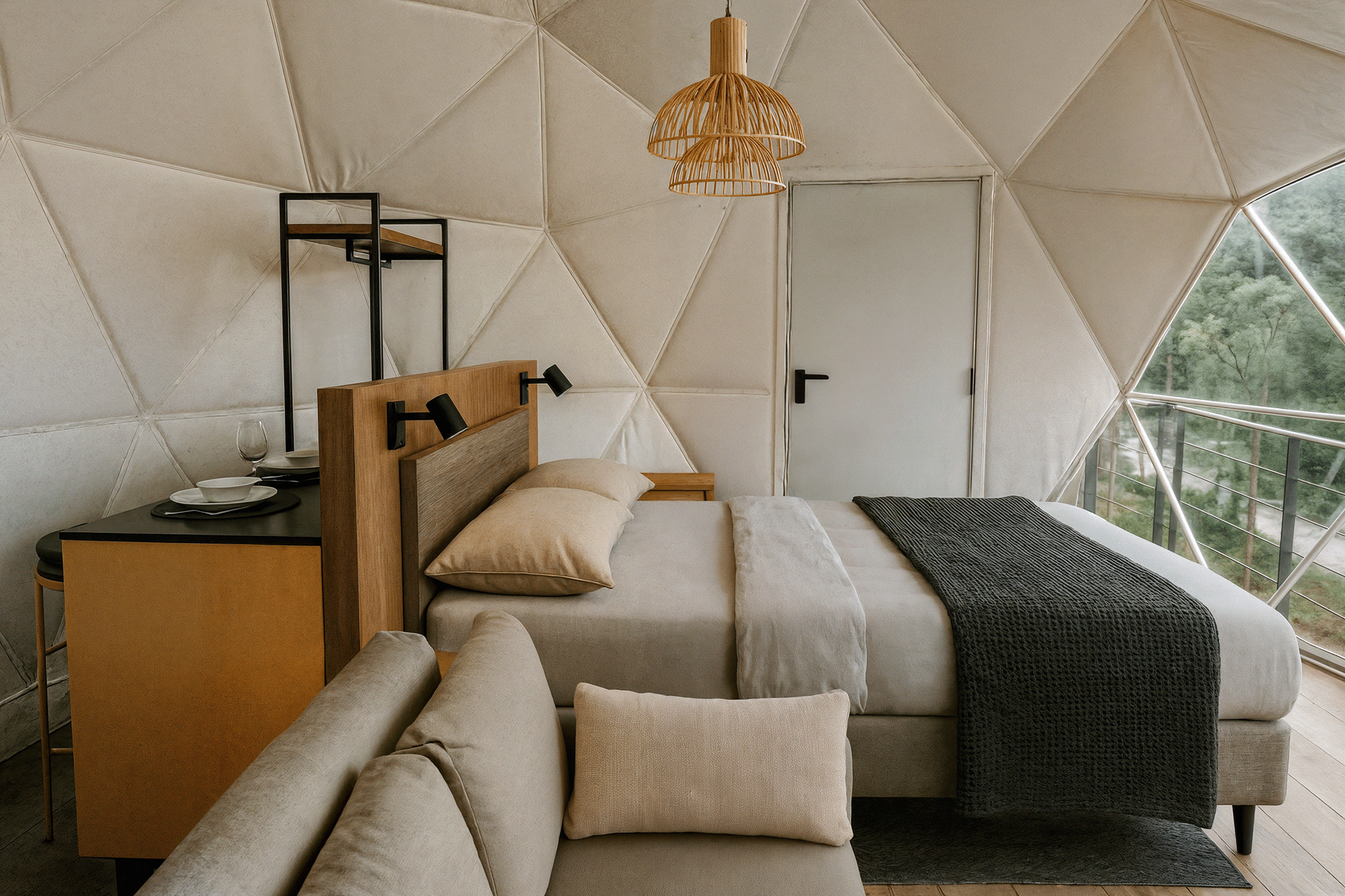 geodesic dome complex（如果这里 Complejo 是西班牙语指综合体，Domos Geodésicos 是 geodesic domes （大地测量穹顶；测地线穹顶 ） ，就可以用这个表达） 
如果Complejo明确有别的意思，建议提供更多原文语境等信息哦 丨MexicoOaxaca丨Daktilar experiences-11