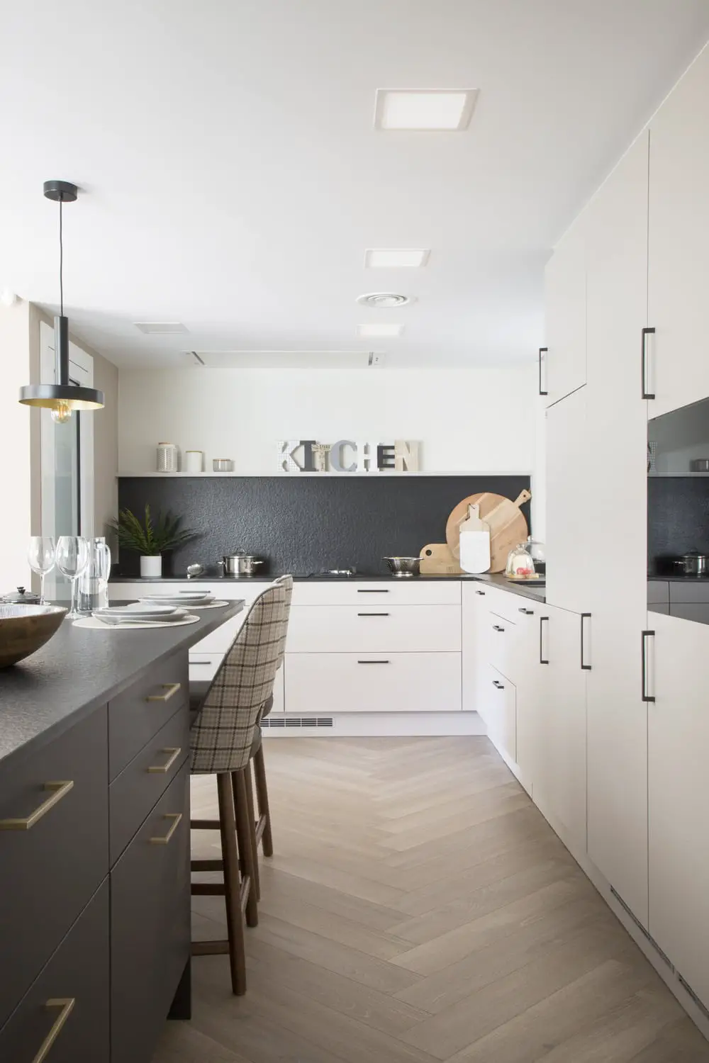 黑沙风格装点巴塞罗那家庭公寓-5