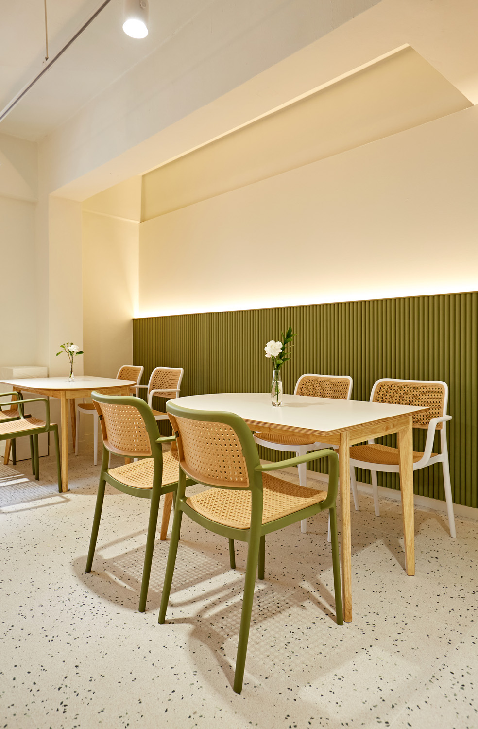 白色与木色 | 20 平米小空间的极简设计魅力-14