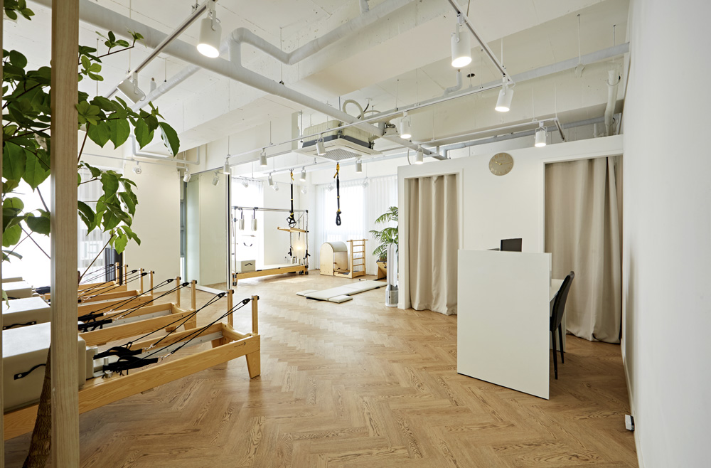 温馨舒适，20 平米白色与木质调的惬意空间-4