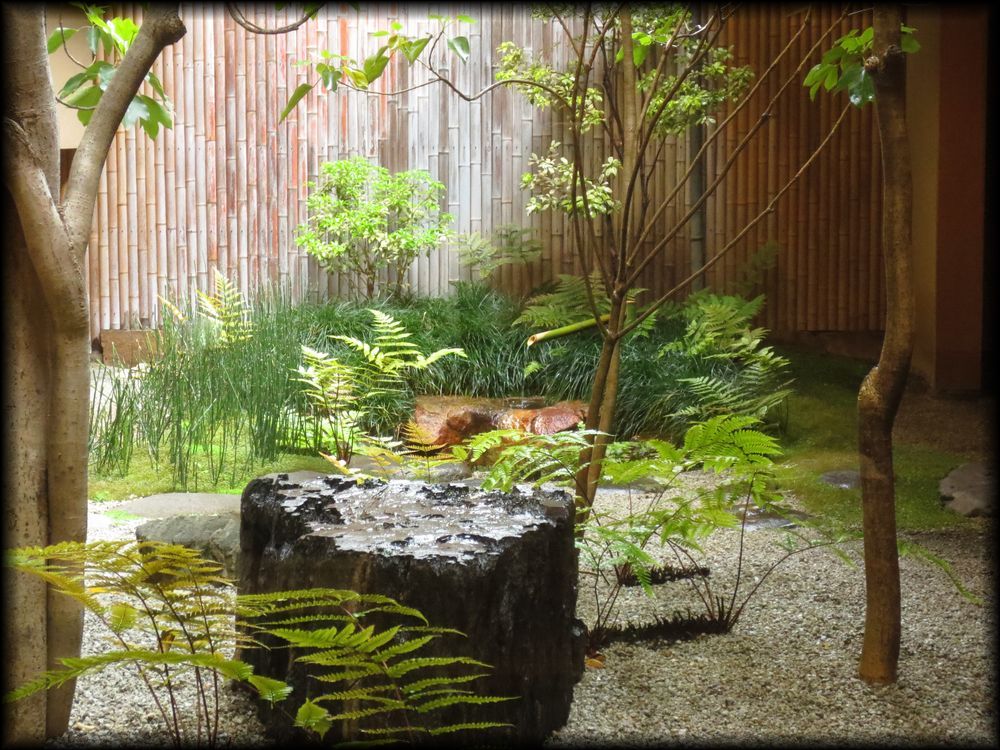 鶴屋吉信本店茶寮「菓遊茶屋」茶室「游心」及坪庭丨日本京都-27