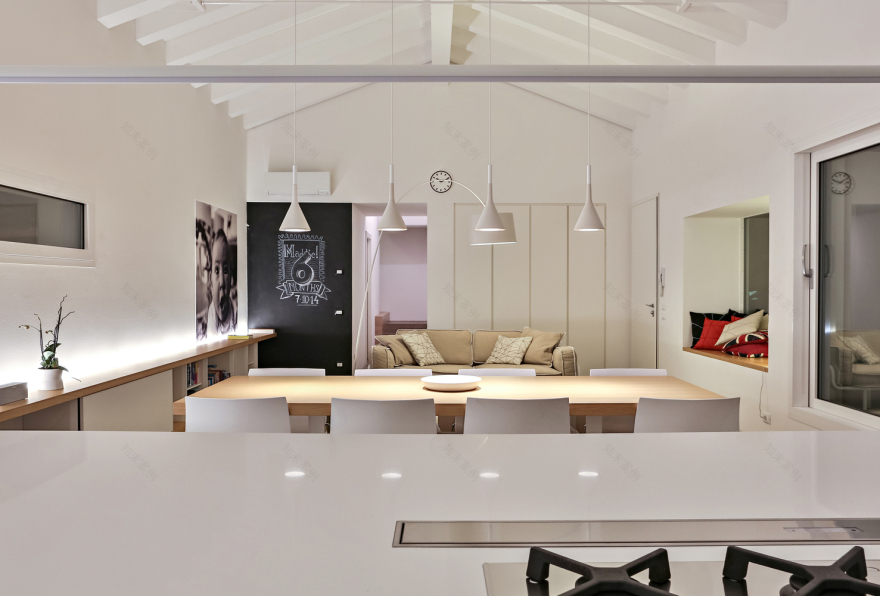 意式乡村里的现代扩建-15