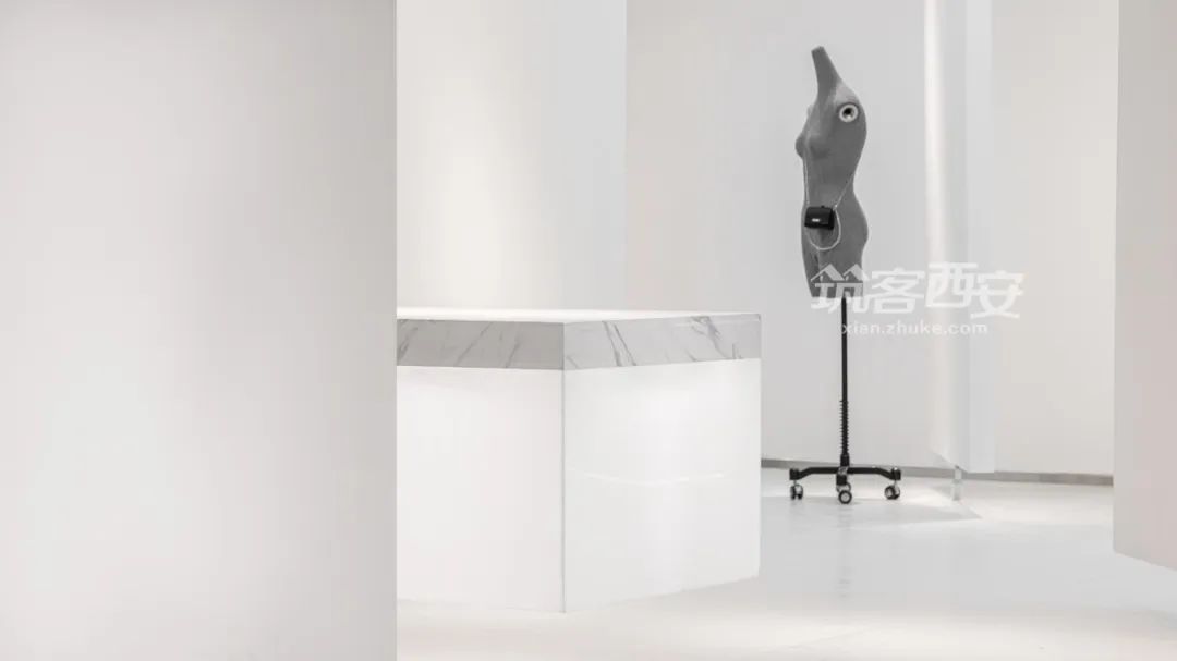 LEO BUYER · 留白 服装店 | 极简留白,无尽想象空间-99