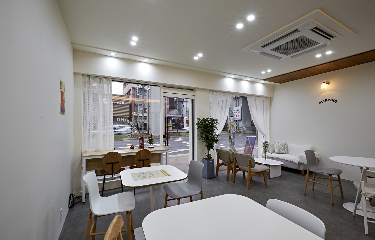 简约白调 | 10 平米咖啡厅的极简设计魅力-6