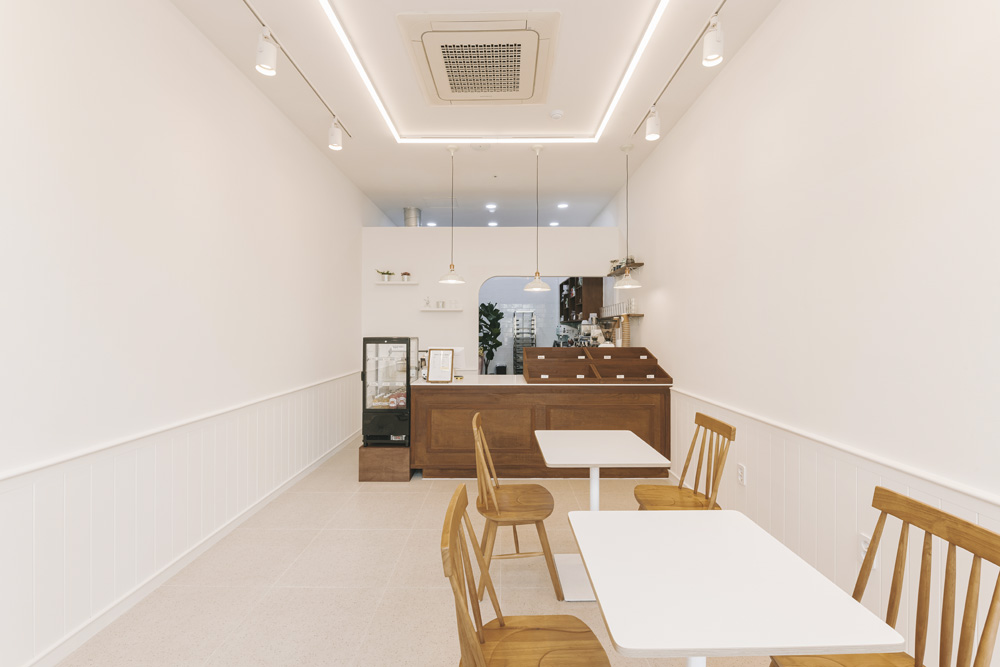 韩式"Happy Beagle"咖啡厅，简约温馨的十平米空间设计-3