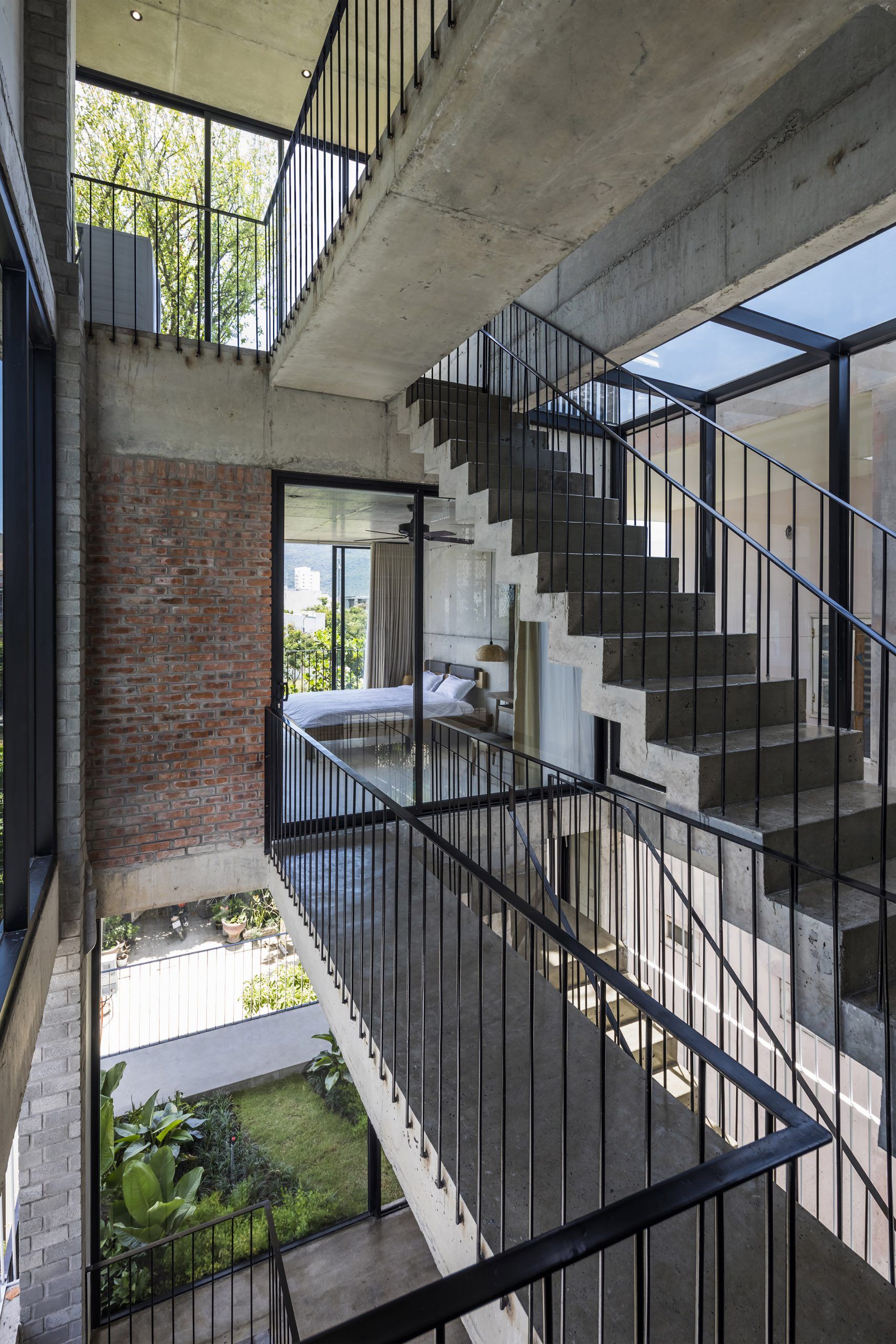 越南海滨四层混凝土住宅-9