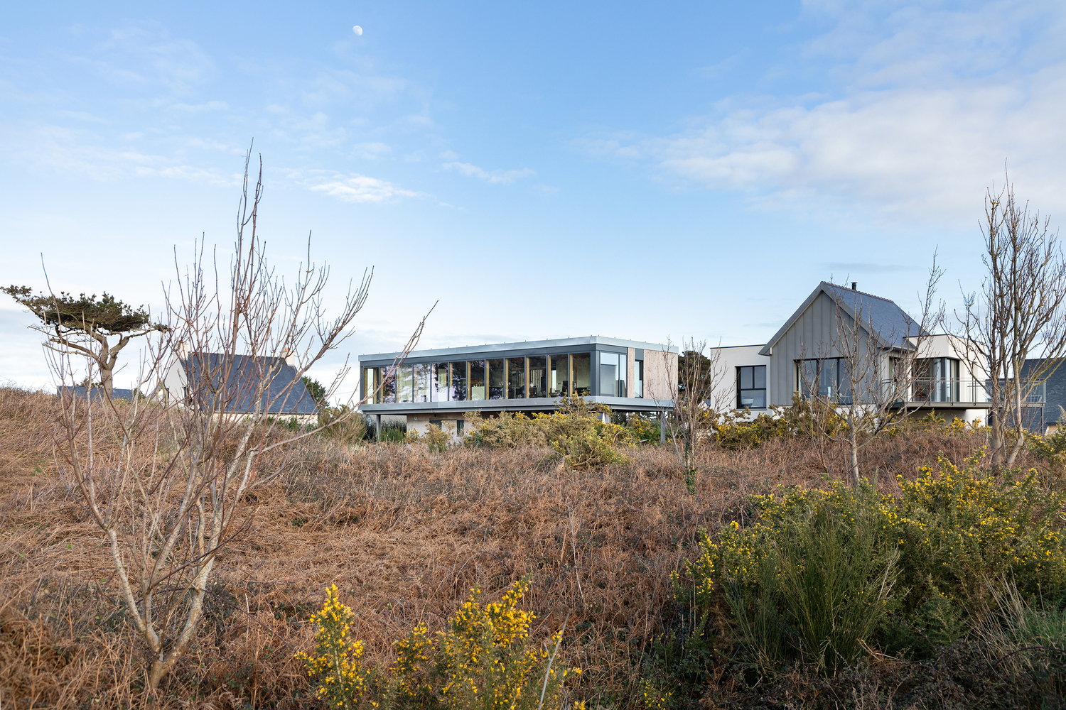 悬浮海景别墅,简约优雅的法式海景之家-26