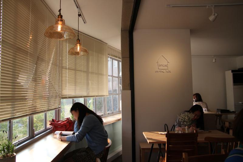 山丘之上的白色简约咖啡馆-8