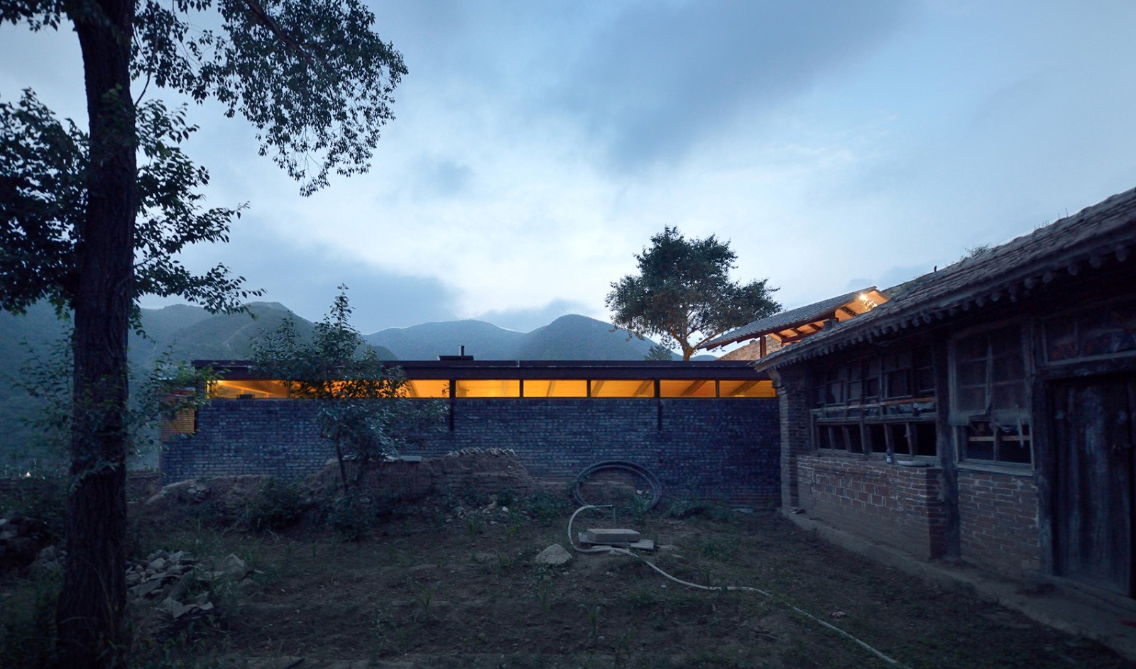 长城脚下“侧漏”的院落 | 巧妙应对用地难题-25