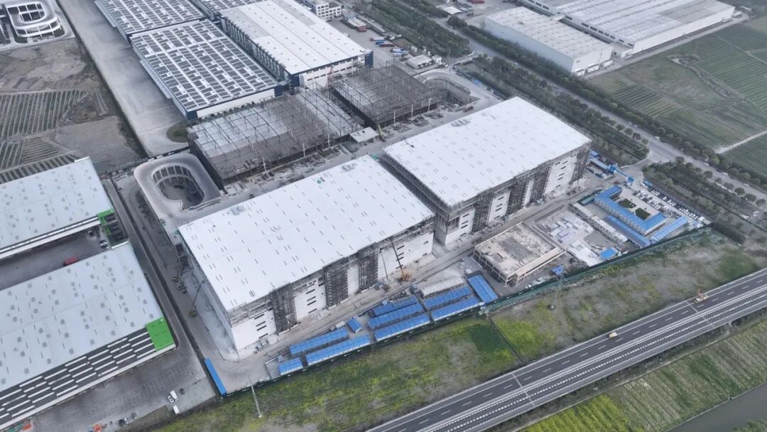 全球第二亚洲最大！中建一局承建的苏州太仓斯凯奇物流中心项目主体结构全面封顶-56
