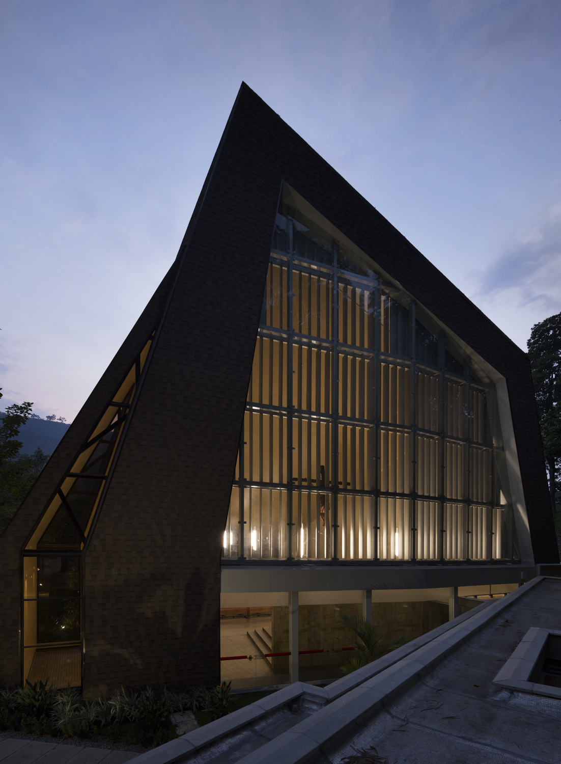 折叠屋顶下的绿意教堂-7