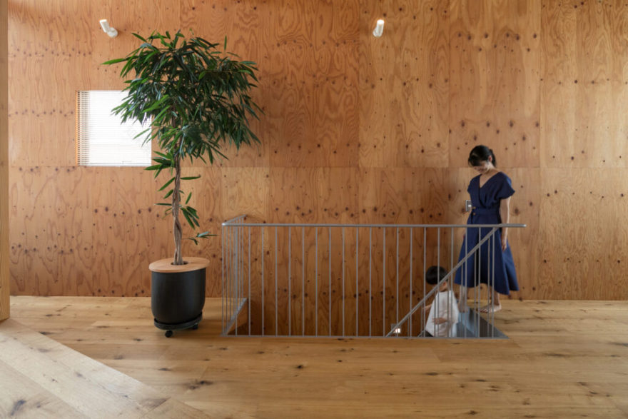 天井高5メートルの大開口斜めに架かった天井の棟木。シンプルかつ大胆なデザインの家 | Architecture | 100%LiFE-6