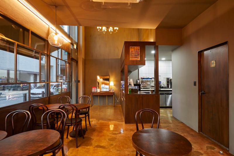 温馨 16 坪咖啡厅，明亮色彩与照明营造舒适氛围-8