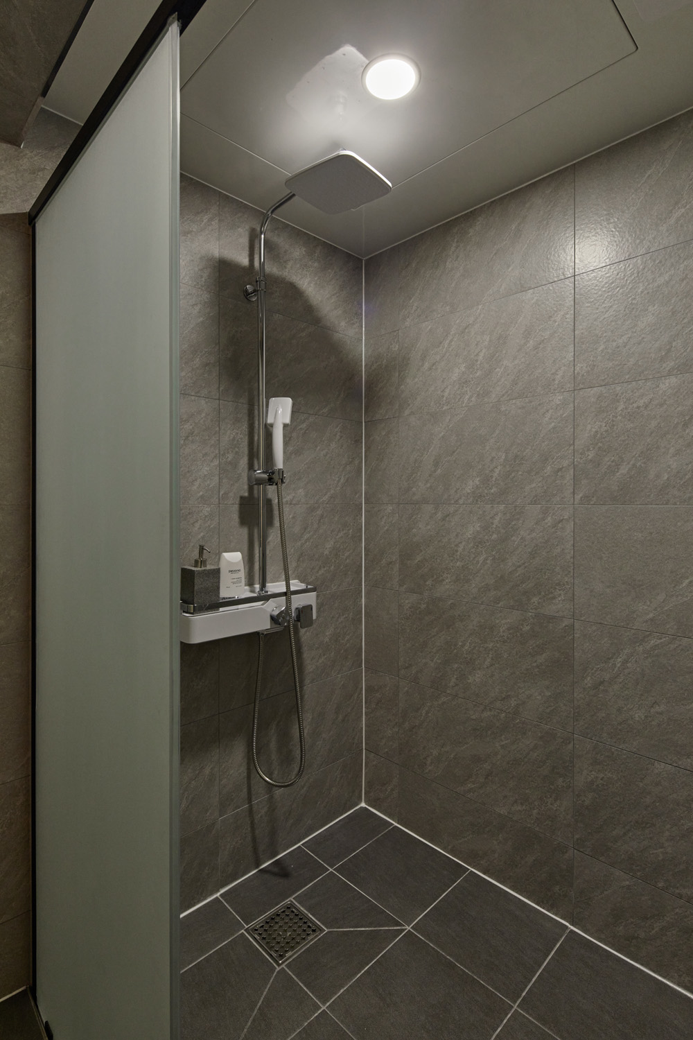 "木材与高级酒店氛围的完美融合 - 21 坪酒店式公寓室内设计"-38