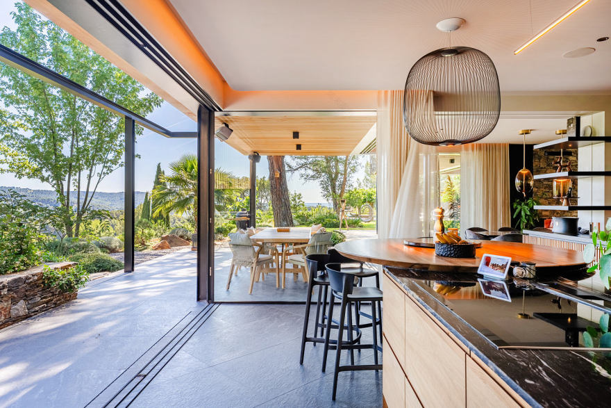 Maison SE: Hillside House Immersed in Light and Provence Views-4