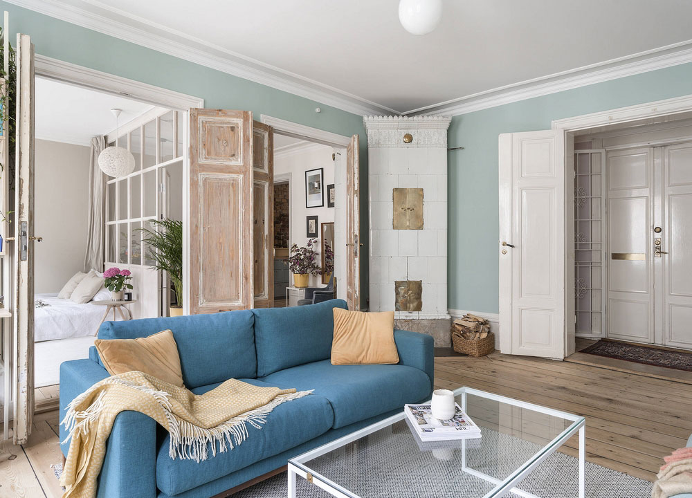 斯德哥尔摩蓝色墙壁与复古木门的时尚公寓-1