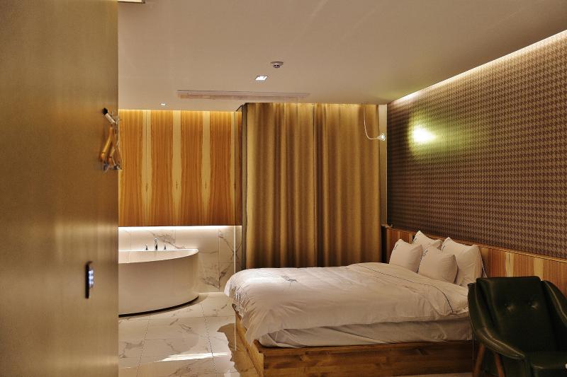 照明点缀的 20 个房间的 450 平酒店室内设计-9