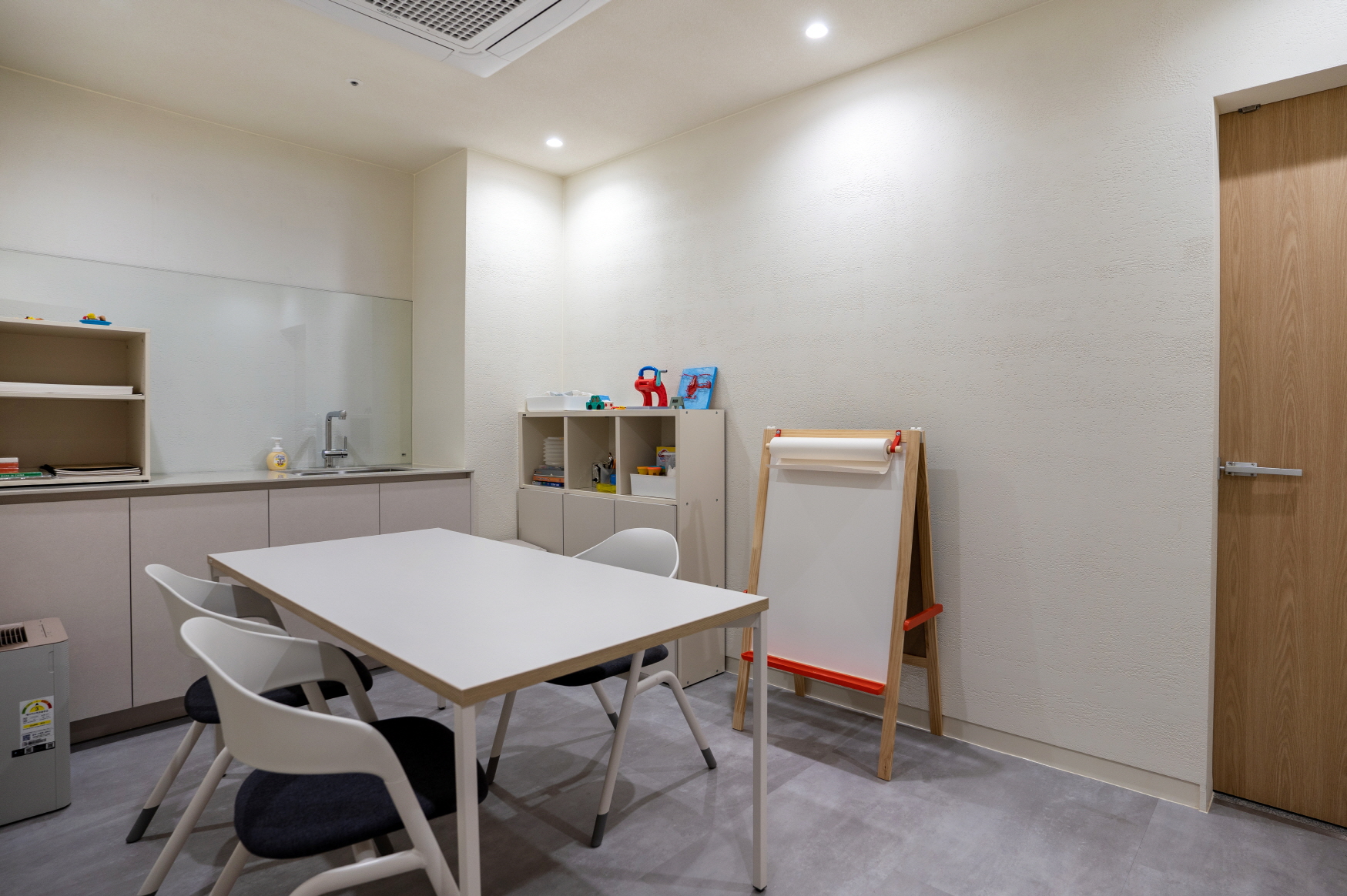 简约白色系打造儿童精神健康医学空间-12