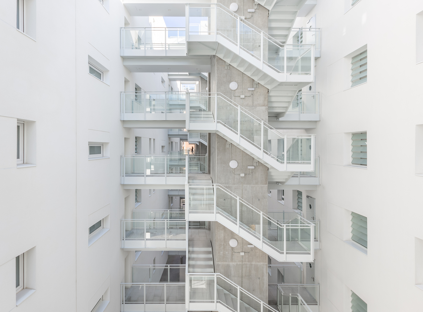 Madrid Adelfas 98 绿色住宅大楼，双体积设计优化自然光-12