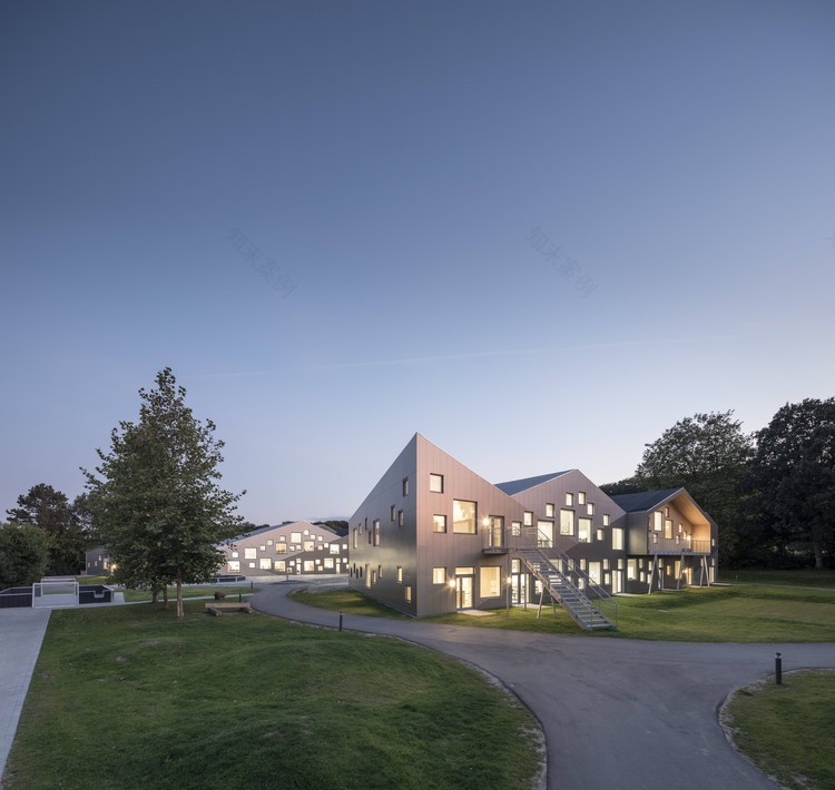 丹麦 Skovbakke 小学 | 木质温馨,绿色环保的教育空间-4