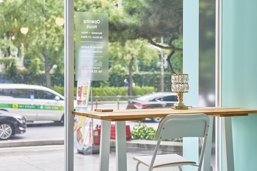 色彩斑斓的 20 平米咖啡厅 | 极简设计中的视觉冲击-13