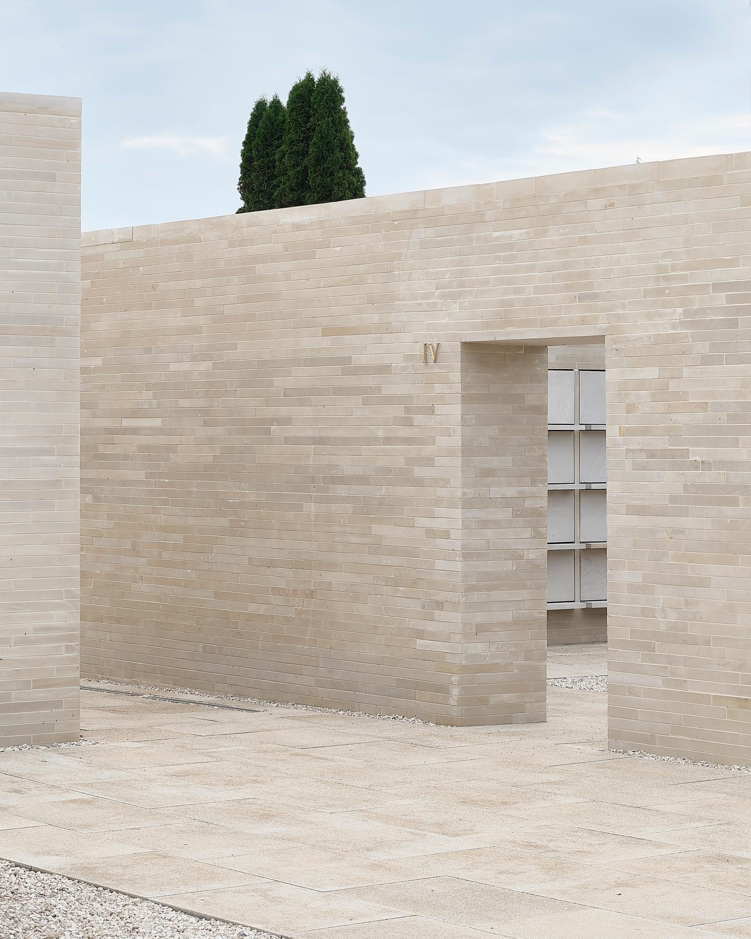 Complejo de columbarios en el cementerio municipal de Radom-21