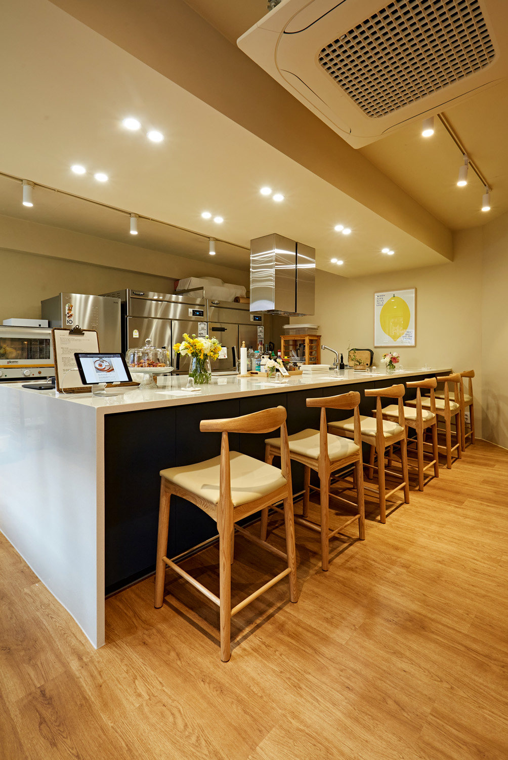 白色与木色交织的 14 平米极简室内设计-12