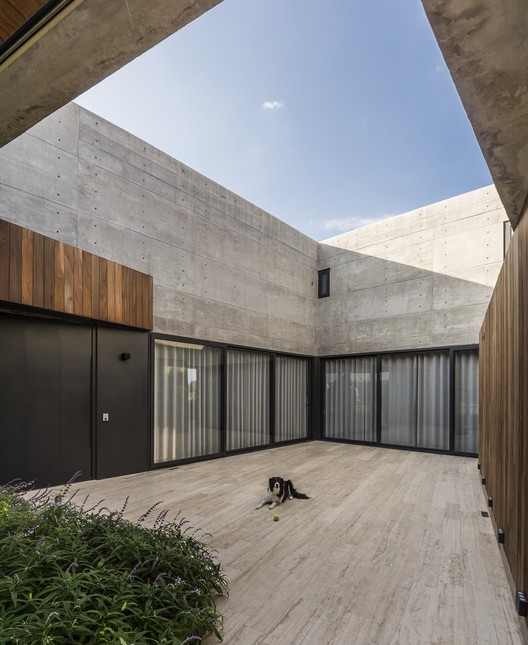 封闭社区内的内向型家居巨石——DeLunna House-12