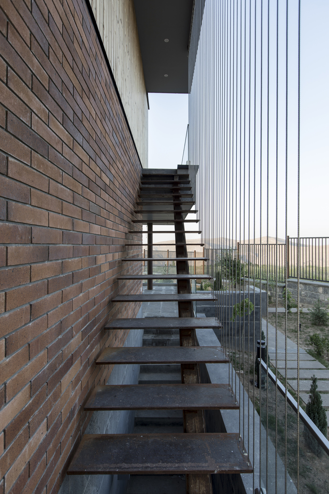 伊朗马库边陲别墅 | 解构山墙屋顶，融入自然景观-31