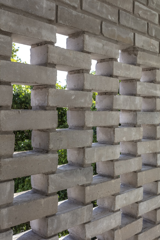 LL 2474 建筑 · Arqtipo 打造的灰色砖墙生态家园-29